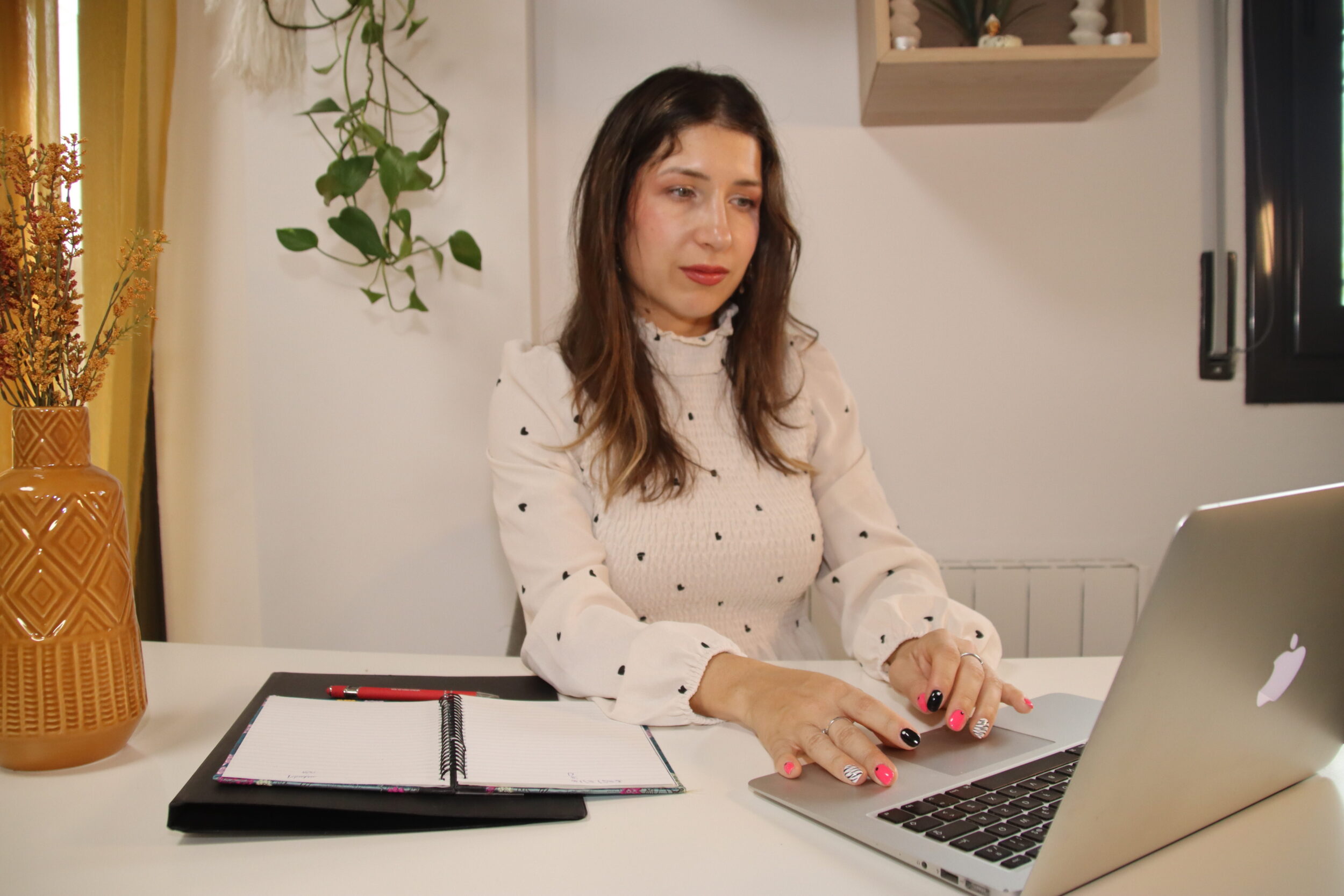 Psicologo Lucía Brines con Ordenadro Portátil